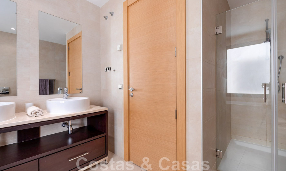 Appartement de luxe rénové à vendre, avec vue sur la mer, situé dans un complexe de luxe à Los Monteros, Marbella 47518