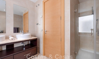 Appartement de luxe rénové à vendre, avec vue sur la mer, situé dans un complexe de luxe à Los Monteros, Marbella 47518 
