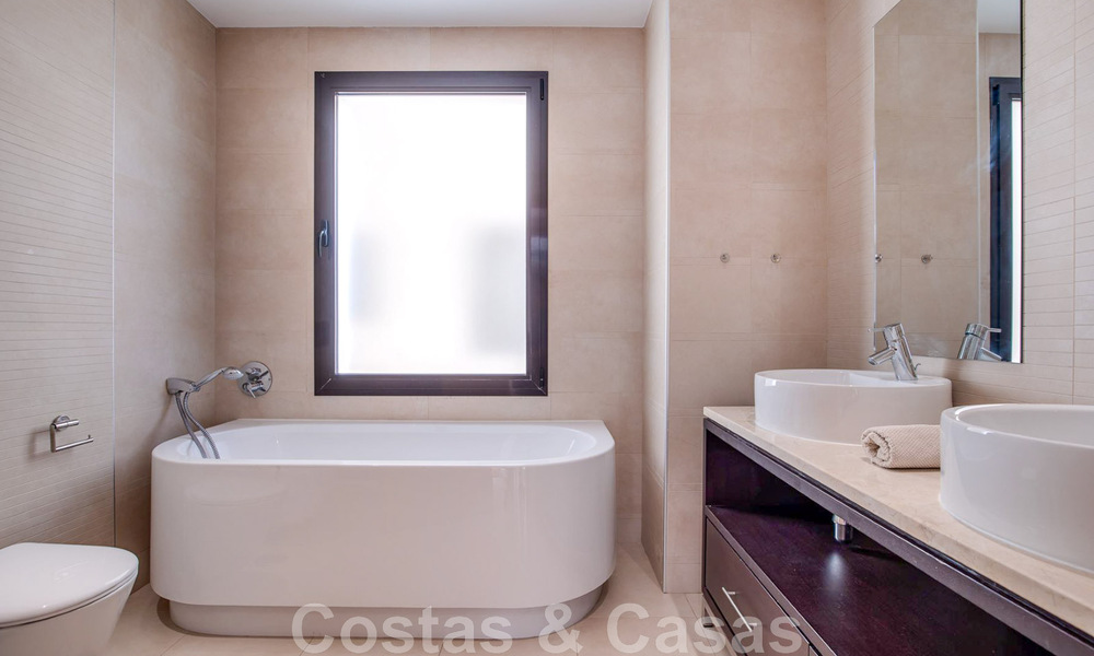 Appartement de luxe rénové à vendre, avec vue sur la mer, situé dans un complexe de luxe à Los Monteros, Marbella 47521