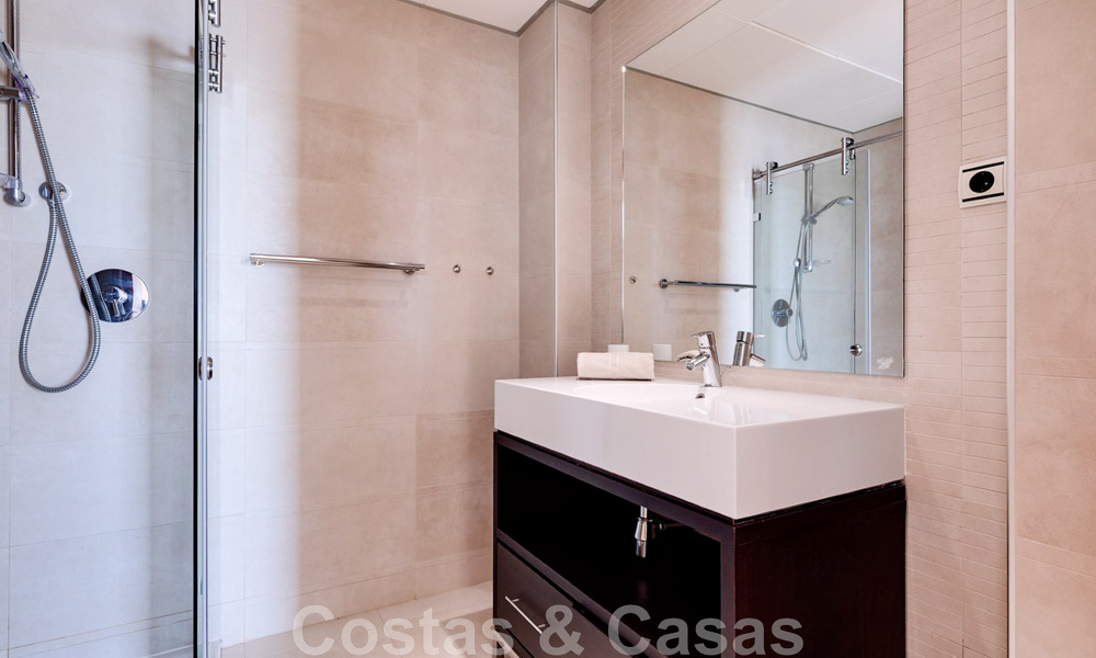 Appartement de luxe rénové à vendre, avec vue sur la mer, situé dans un complexe de luxe à Los Monteros, Marbella 47523