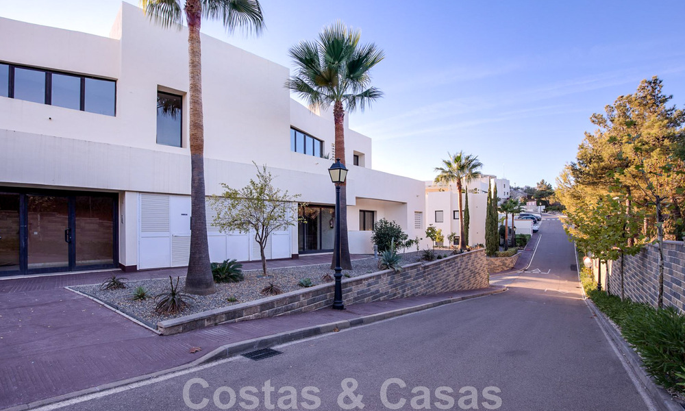 Appartement de luxe rénové à vendre, avec vue sur la mer, situé dans un complexe de luxe à Los Monteros, Marbella 47526