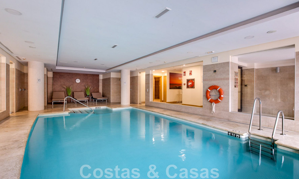 Appartement de luxe rénové à vendre, avec vue sur la mer, situé dans un complexe de luxe à Los Monteros, Marbella 47530