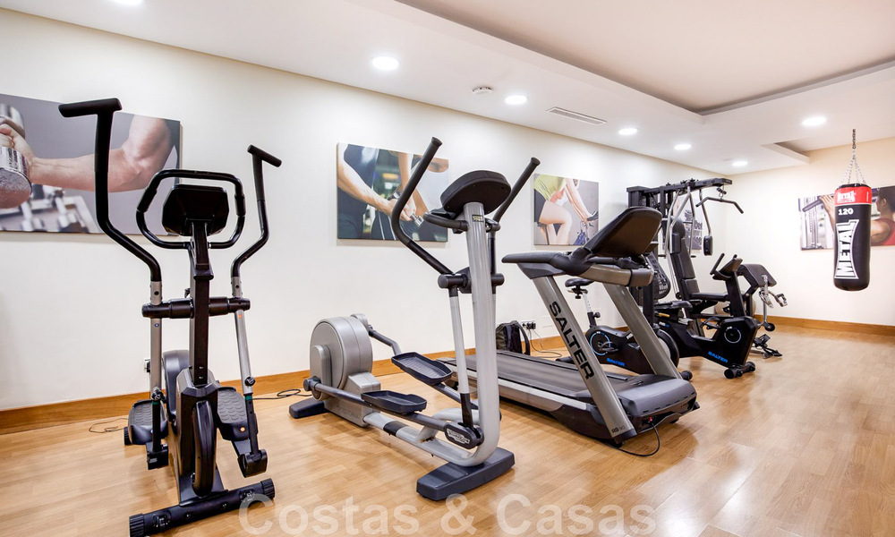 Appartement de luxe rénové à vendre, avec vue sur la mer, situé dans un complexe de luxe à Los Monteros, Marbella 47531