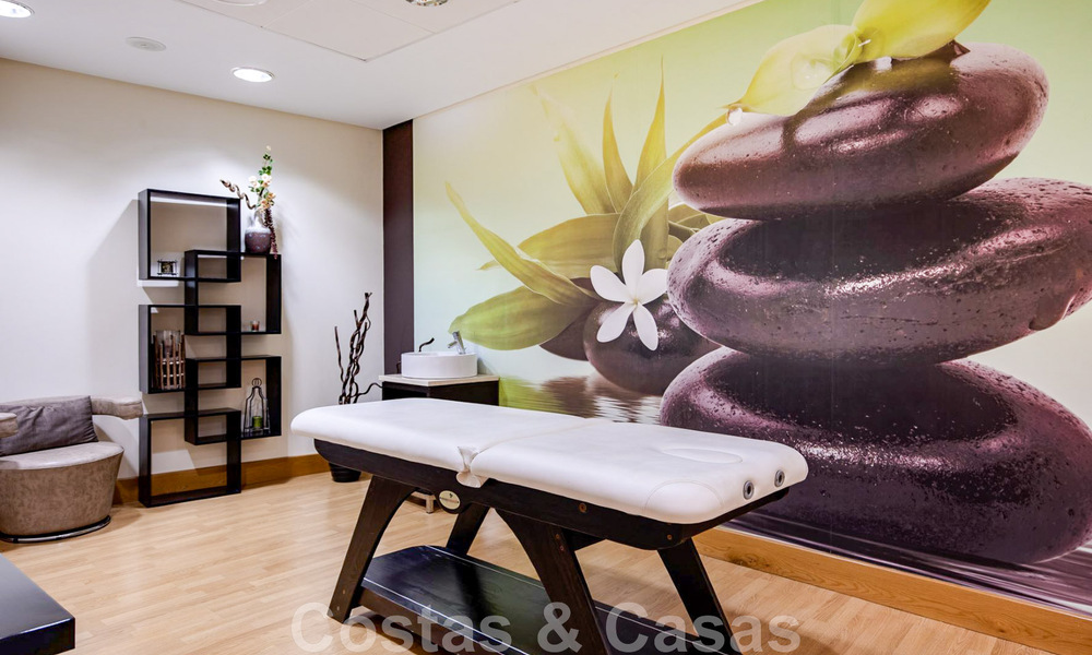 Appartement de luxe rénové à vendre, avec vue sur la mer, situé dans un complexe de luxe à Los Monteros, Marbella 47532