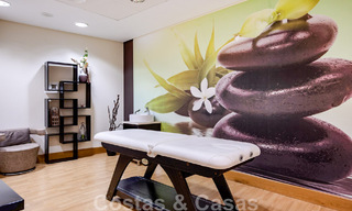 Appartement de luxe rénové à vendre, avec vue sur la mer, situé dans un complexe de luxe à Los Monteros, Marbella 47532 