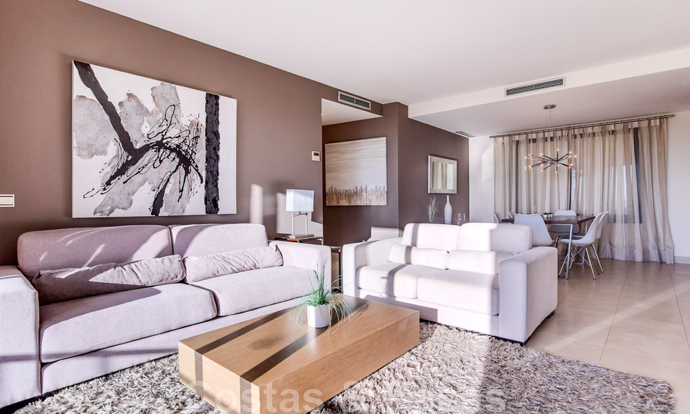 Appartement de luxe rénové à vendre, avec vue sur la mer, situé dans un complexe de luxe à Los Monteros, Marbella 47536