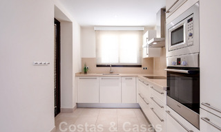 Appartement de luxe rénové à vendre, avec vue sur la mer, situé dans un complexe de luxe à Los Monteros, Marbella 47538 