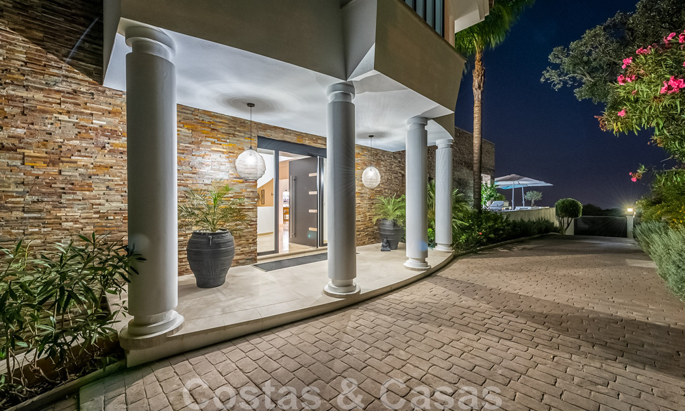 Vente d'une villa andalouse indépendante avec vue panoramique sur la montagne et la mer dans une urbanisation exclusive de l'est de Marbella 47344