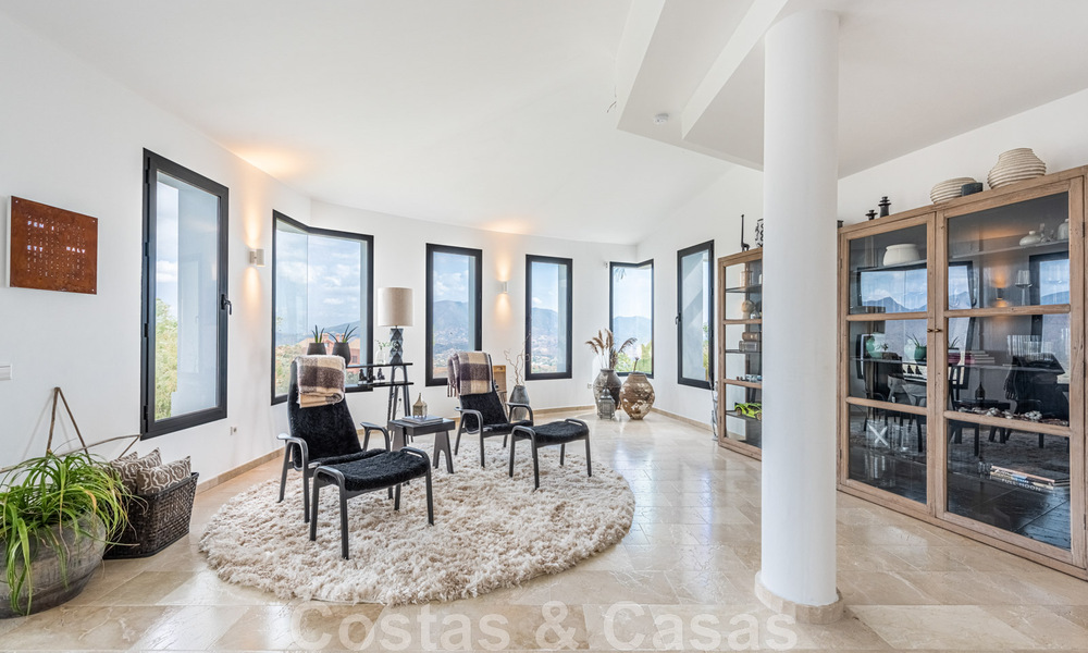 Vente d'une villa andalouse indépendante avec vue panoramique sur la montagne et la mer dans une urbanisation exclusive de l'est de Marbella 47346