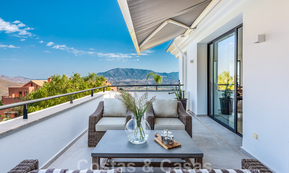 Vente d'une villa andalouse indépendante avec vue panoramique sur la montagne et la mer dans une urbanisation exclusive de l'est de Marbella 47348