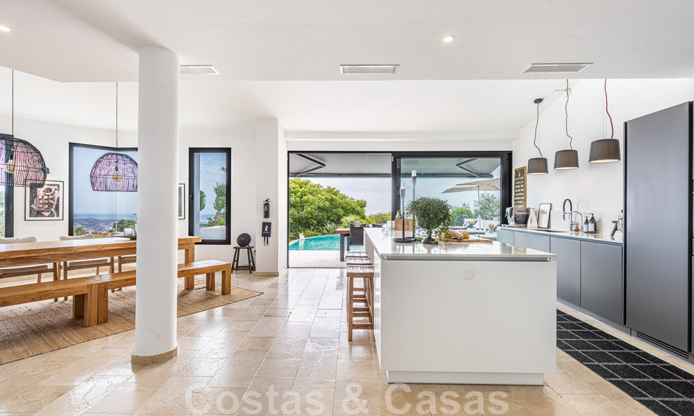 Vente d'une villa andalouse indépendante avec vue panoramique sur la montagne et la mer dans une urbanisation exclusive de l'est de Marbella 47349