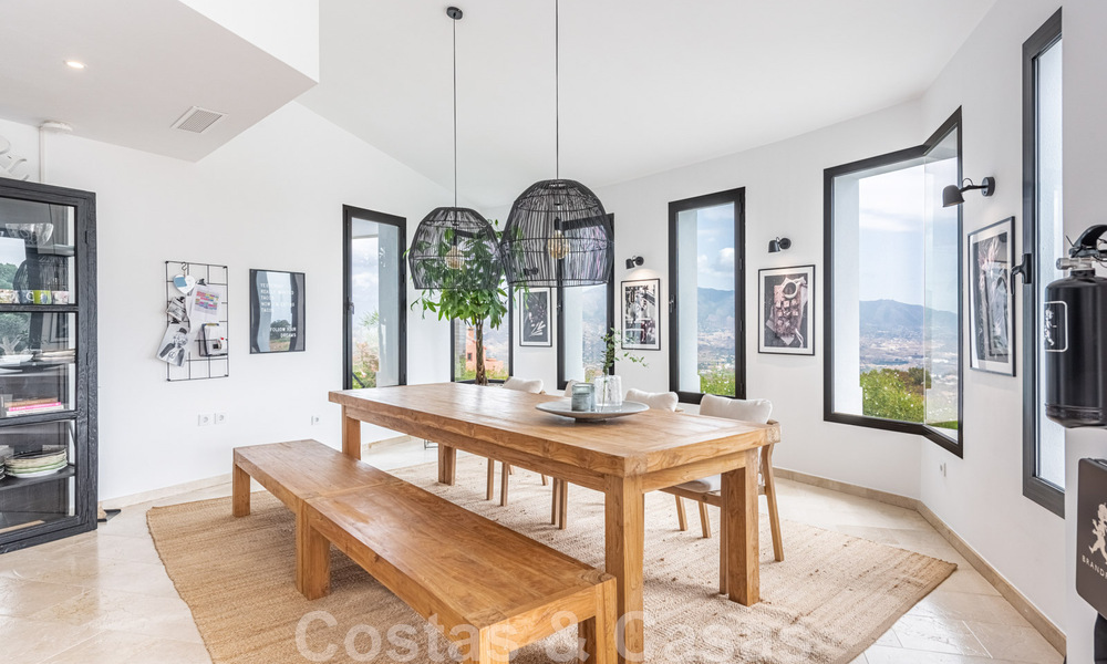 Vente d'une villa andalouse indépendante avec vue panoramique sur la montagne et la mer dans une urbanisation exclusive de l'est de Marbella 47351