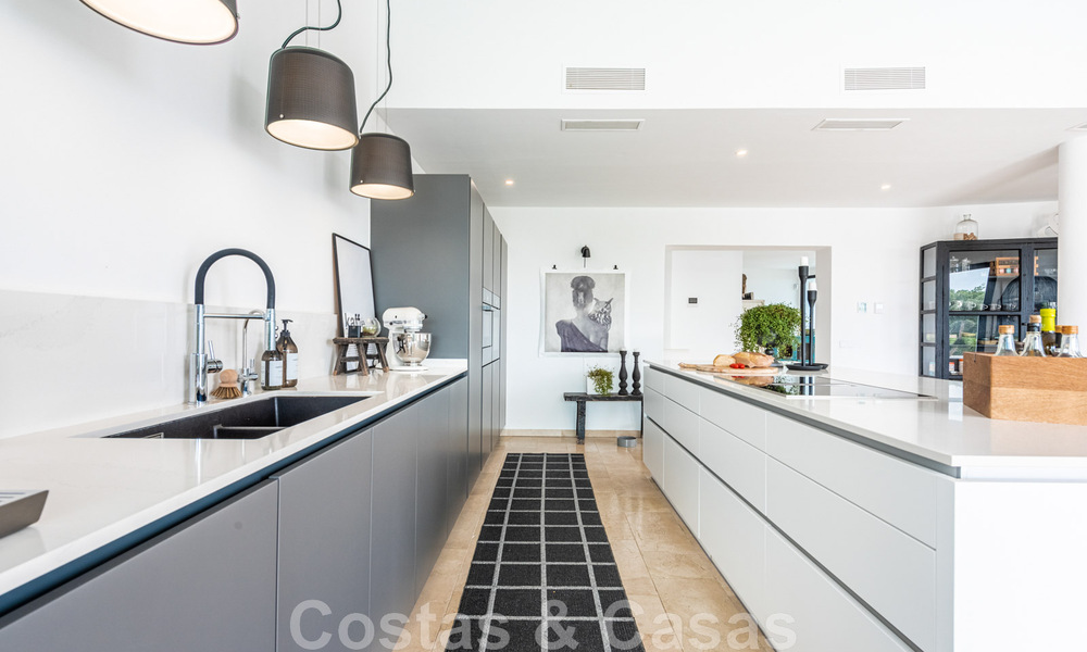 Vente d'une villa andalouse indépendante avec vue panoramique sur la montagne et la mer dans une urbanisation exclusive de l'est de Marbella 47353