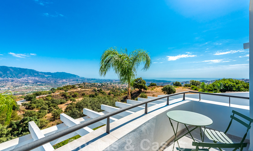 Vente d'une villa andalouse indépendante avec vue panoramique sur la montagne et la mer dans une urbanisation exclusive de l'est de Marbella 47356