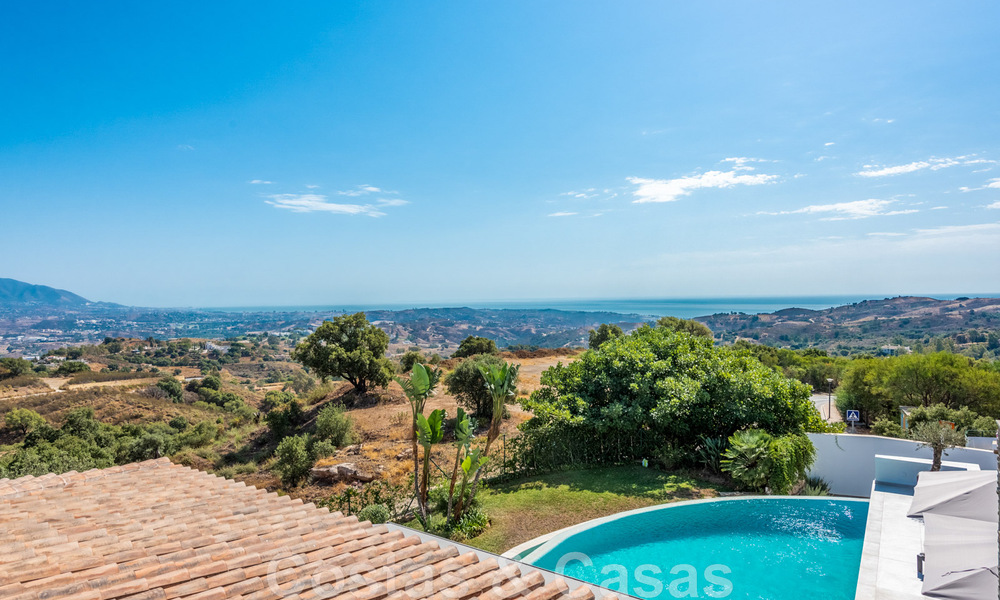 Vente d'une villa andalouse indépendante avec vue panoramique sur la montagne et la mer dans une urbanisation exclusive de l'est de Marbella 47357