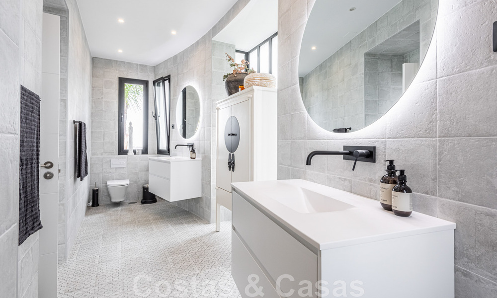 Vente d'une villa andalouse indépendante avec vue panoramique sur la montagne et la mer dans une urbanisation exclusive de l'est de Marbella 47358