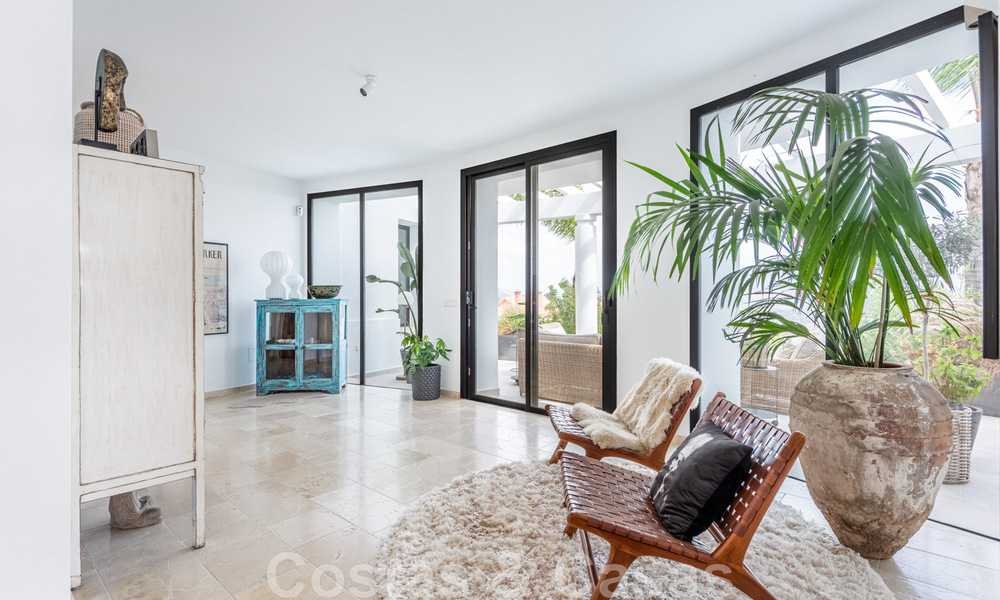 Vente d'une villa andalouse indépendante avec vue panoramique sur la montagne et la mer dans une urbanisation exclusive de l'est de Marbella 47359