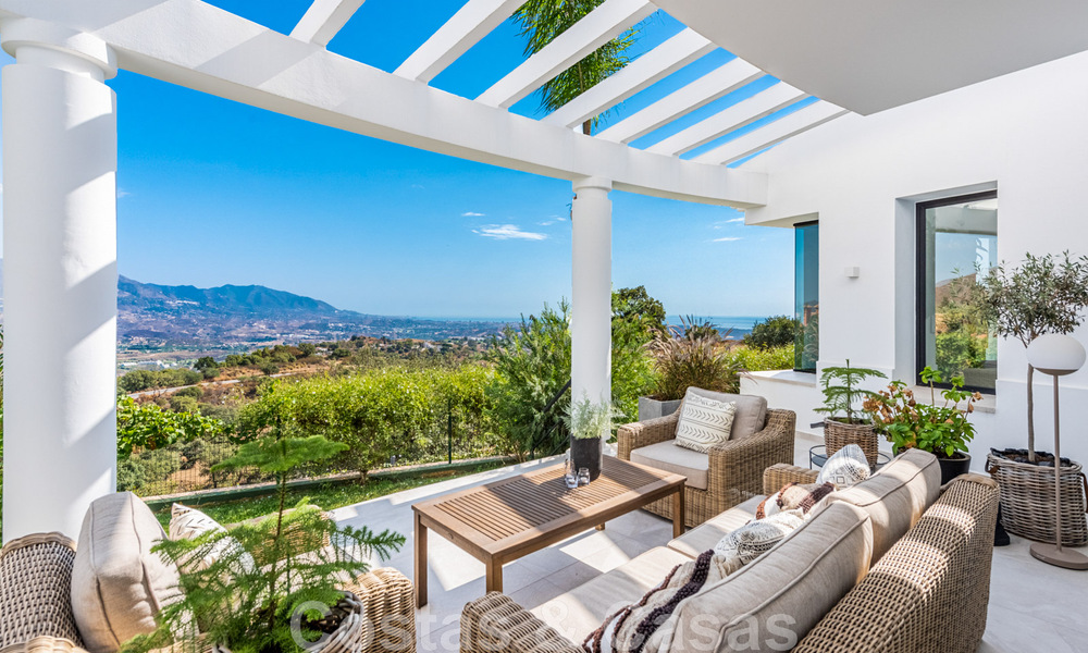 Vente d'une villa andalouse indépendante avec vue panoramique sur la montagne et la mer dans une urbanisation exclusive de l'est de Marbella 47360