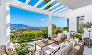 Vente d'une villa andalouse indépendante avec vue panoramique sur la montagne et la mer dans une urbanisation exclusive de l'est de Marbella 47360 