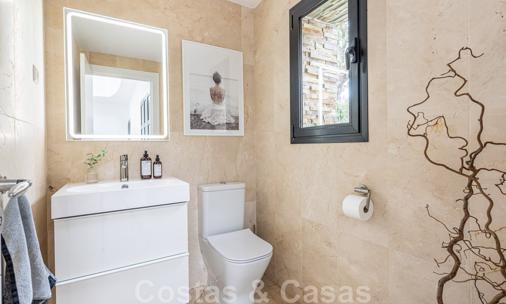 Vente d'une villa andalouse indépendante avec vue panoramique sur la montagne et la mer dans une urbanisation exclusive de l'est de Marbella 47362