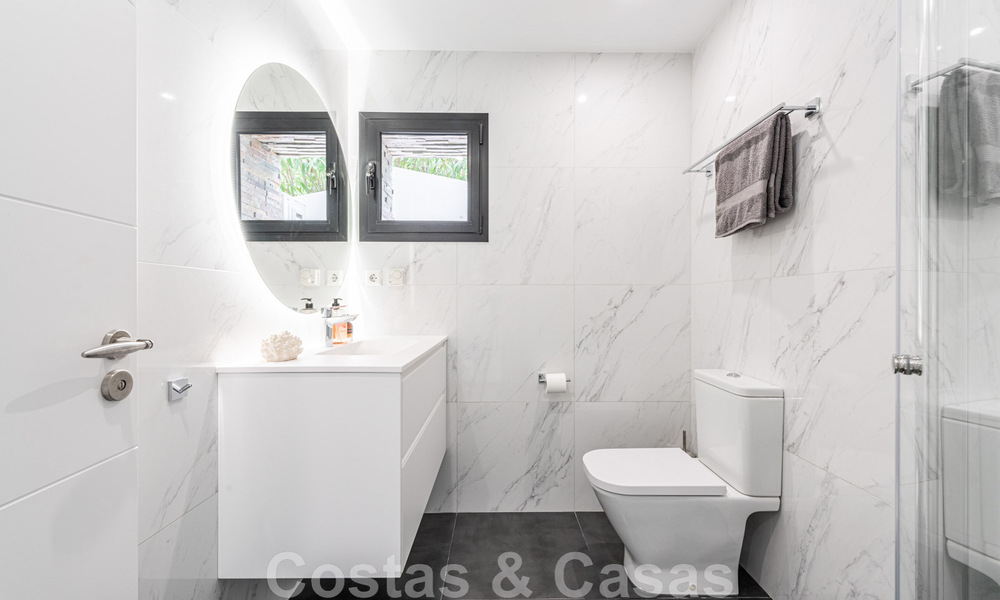 Vente d'une villa andalouse indépendante avec vue panoramique sur la montagne et la mer dans une urbanisation exclusive de l'est de Marbella 47364