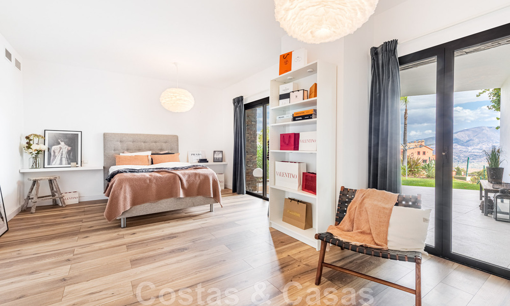 Vente d'une villa andalouse indépendante avec vue panoramique sur la montagne et la mer dans une urbanisation exclusive de l'est de Marbella 47365