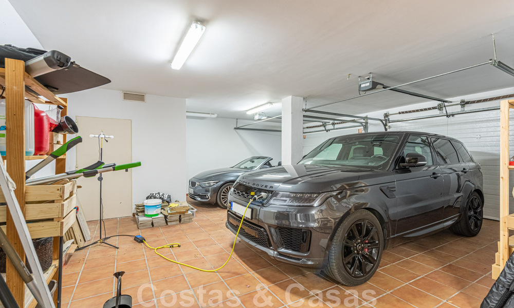 Vente d'une villa andalouse indépendante avec vue panoramique sur la montagne et la mer dans une urbanisation exclusive de l'est de Marbella 47372