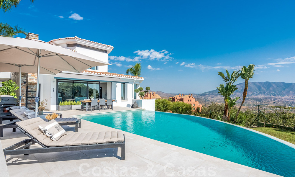 Vente d'une villa andalouse indépendante avec vue panoramique sur la montagne et la mer dans une urbanisation exclusive de l'est de Marbella 47373