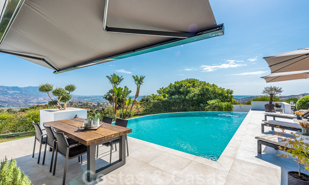 Vente d'une villa andalouse indépendante avec vue panoramique sur la montagne et la mer dans une urbanisation exclusive de l'est de Marbella 47374