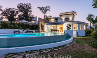 Vente d'une villa andalouse indépendante avec vue panoramique sur la montagne et la mer dans une urbanisation exclusive de l'est de Marbella 47375 