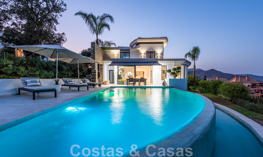 Vente d'une villa andalouse indépendante avec vue panoramique sur la montagne et la mer dans une urbanisation exclusive de l'est de Marbella 47376