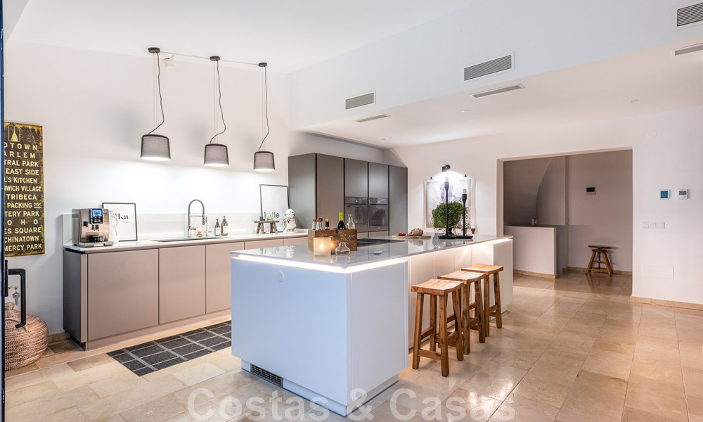 Vente d'une villa andalouse indépendante avec vue panoramique sur la montagne et la mer dans une urbanisation exclusive de l'est de Marbella 47379