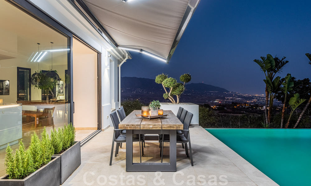 Vente d'une villa andalouse indépendante avec vue panoramique sur la montagne et la mer dans une urbanisation exclusive de l'est de Marbella 47380