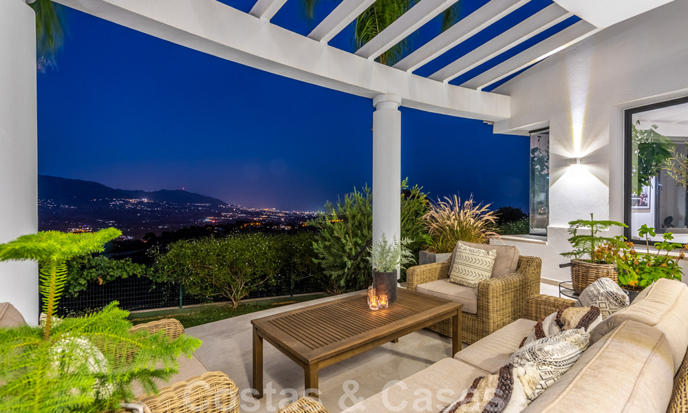 Vente d'une villa andalouse indépendante avec vue panoramique sur la montagne et la mer dans une urbanisation exclusive de l'est de Marbella 47383