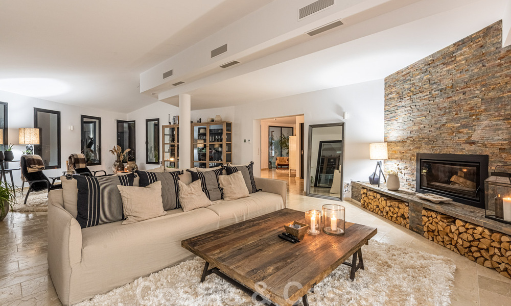 Vente d'une villa andalouse indépendante avec vue panoramique sur la montagne et la mer dans une urbanisation exclusive de l'est de Marbella 47386