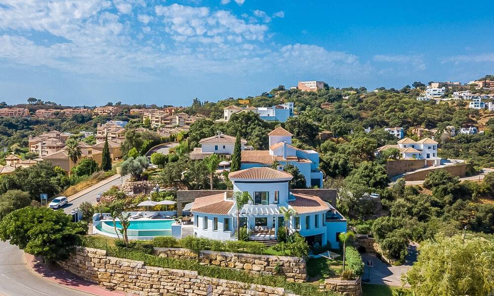 Vente d'une villa andalouse indépendante avec vue panoramique sur la montagne et la mer dans une urbanisation exclusive de l'est de Marbella 47387