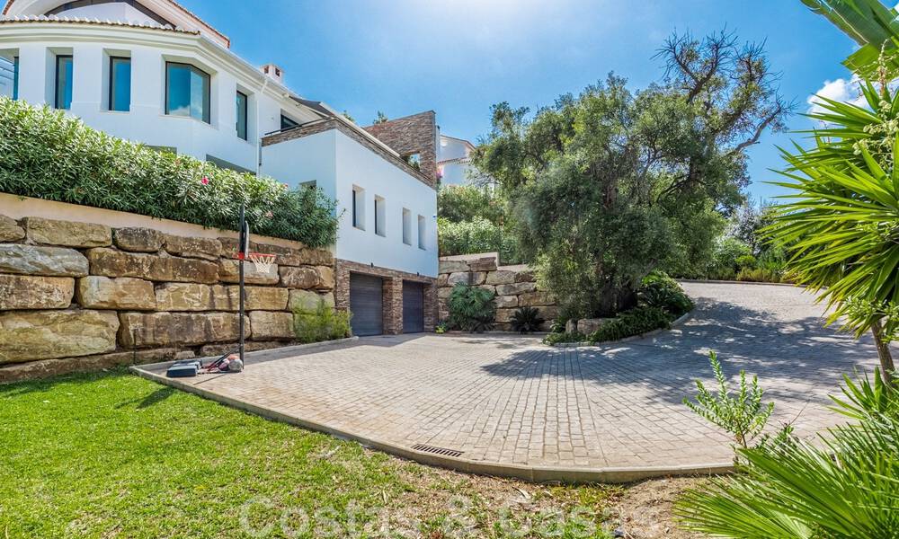 Vente d'une villa andalouse indépendante avec vue panoramique sur la montagne et la mer dans une urbanisation exclusive de l'est de Marbella 47388