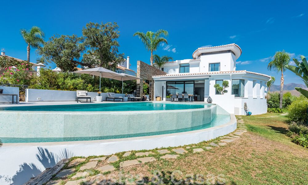 Vente d'une villa andalouse indépendante avec vue panoramique sur la montagne et la mer dans une urbanisation exclusive de l'est de Marbella 47390