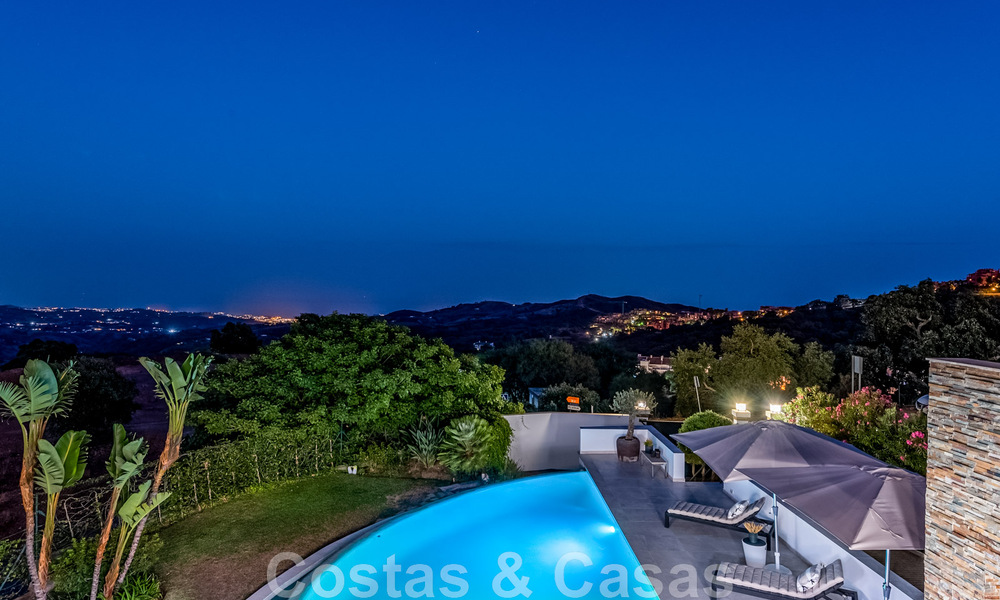 Vente d'une villa andalouse indépendante avec vue panoramique sur la montagne et la mer dans une urbanisation exclusive de l'est de Marbella 47393