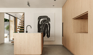 Villa de design scandinave à vendre, entièrement rénovée avec un design épuré dans un quartier résidentiel calme de Nueva Andalucia, Marbella 47484 