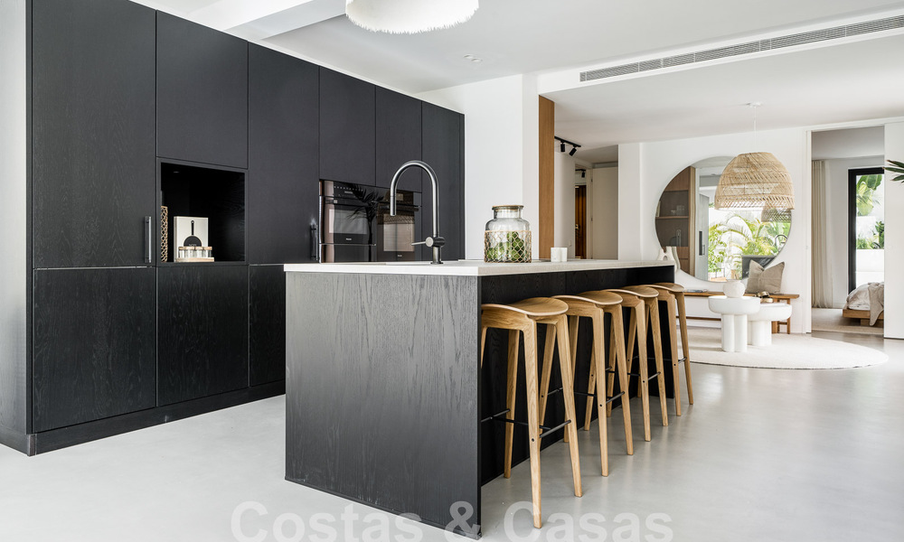 Vente d'une majestueuse villa de plain-pied au design balinais et relaxant, située à quelques pas de Puerto Banus, Marbella 52938