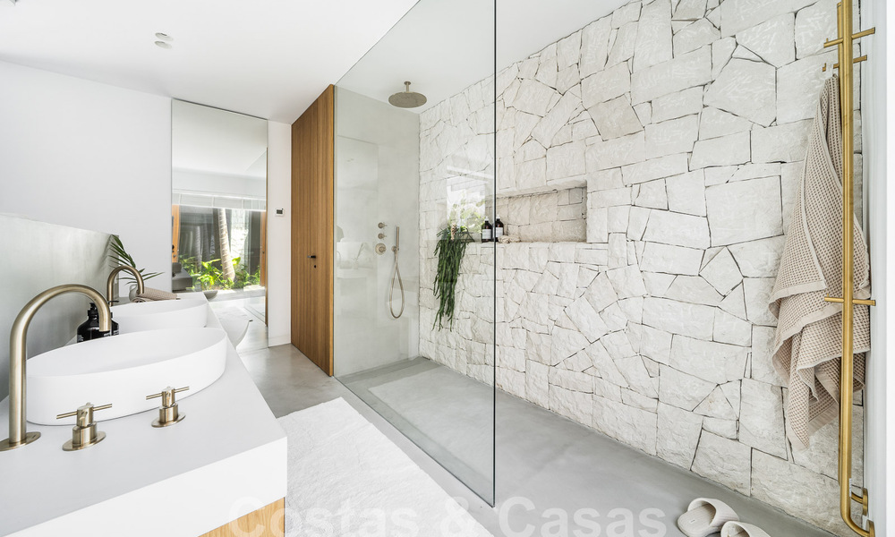 Vente d'une majestueuse villa de plain-pied au design balinais et relaxant, située à quelques pas de Puerto Banus, Marbella 52942