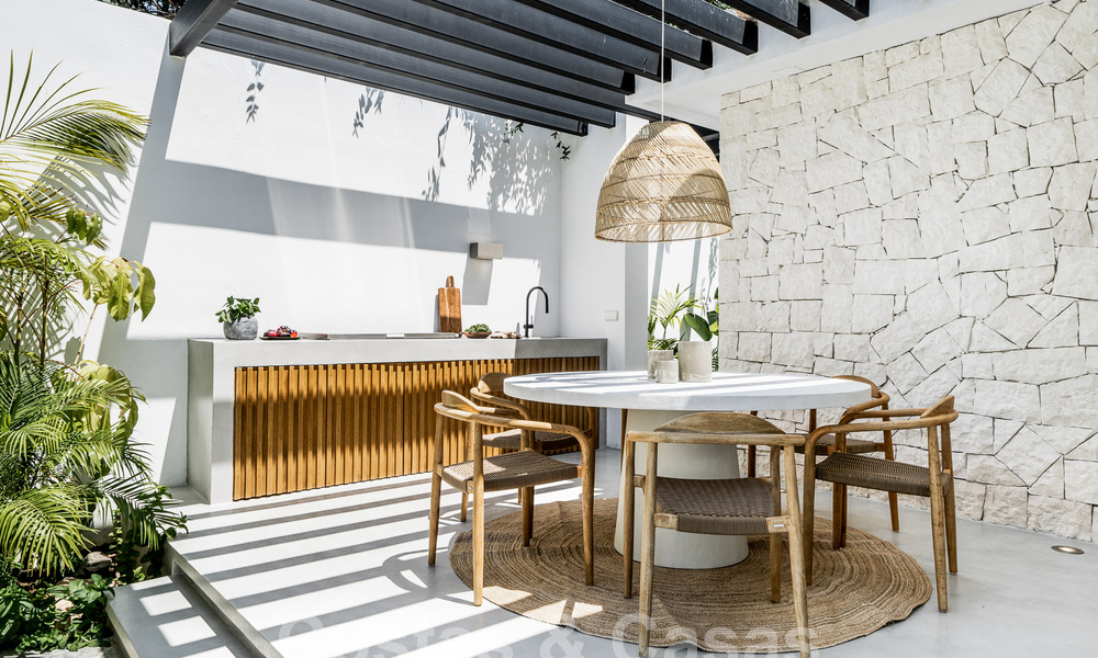 Vente d'une majestueuse villa de plain-pied au design balinais et relaxant, située à quelques pas de Puerto Banus, Marbella 52948