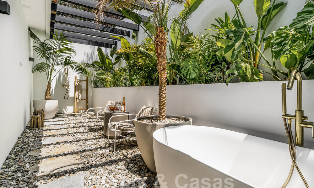 Vente d'une majestueuse villa de plain-pied au design balinais et relaxant, située à quelques pas de Puerto Banus, Marbella 52953