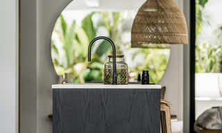 Vente d'une majestueuse villa de plain-pied au design balinais et relaxant, située à quelques pas de Puerto Banus, Marbella 52958 