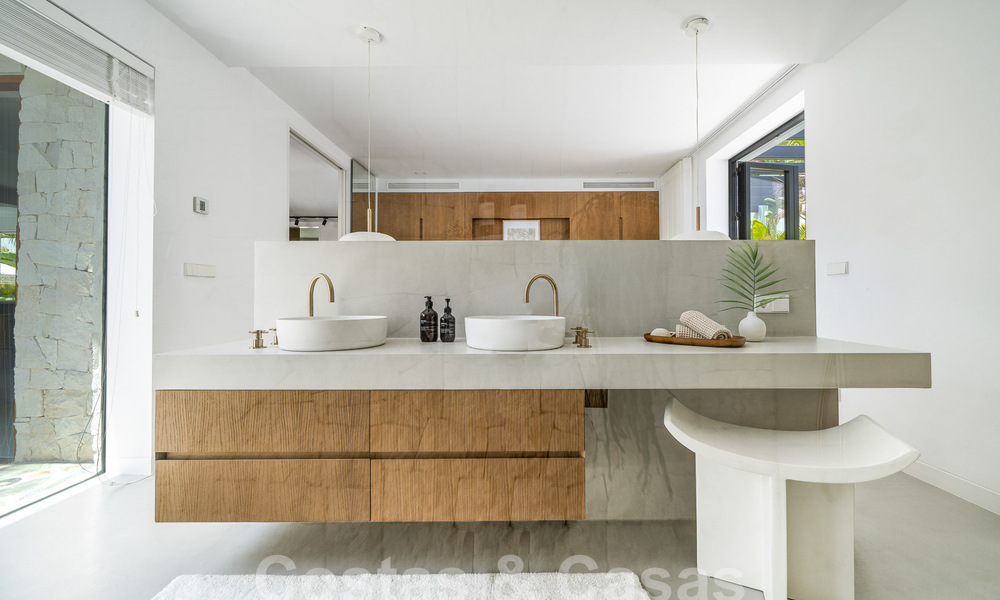 Vente d'une majestueuse villa de plain-pied au design balinais et relaxant, située à quelques pas de Puerto Banus, Marbella 52965