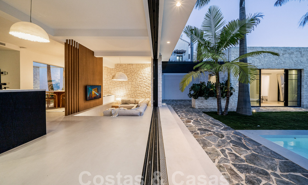 Vente d'une majestueuse villa de plain-pied au design balinais et relaxant, située à quelques pas de Puerto Banus, Marbella 52972