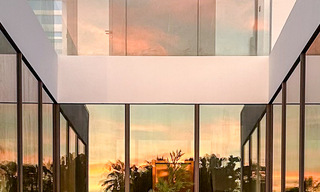 Villa jumelée haut de gamme exclusive prête à emménager à vendre à distance de marche de Puerto Banus à Nueva Andalucia, Marbella 61004 