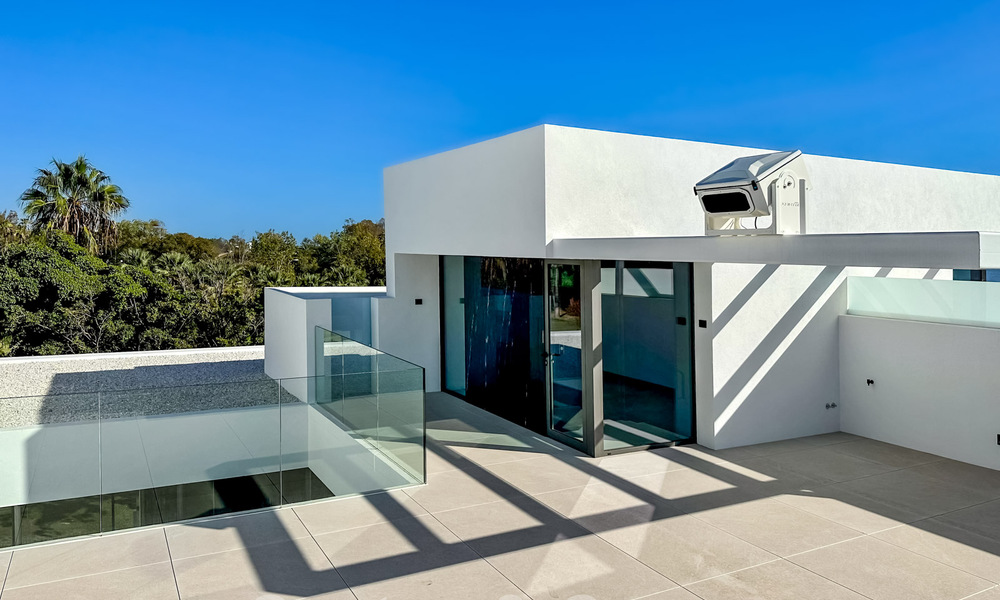 Villa jumelée haut de gamme exclusive prête à emménager à vendre à distance de marche de Puerto Banus à Nueva Andalucia, Marbella 61007