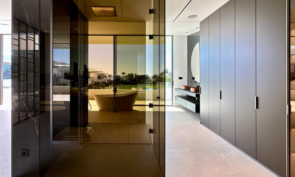 Villa jumelée haut de gamme exclusive prête à emménager à vendre à distance de marche de Puerto Banus à Nueva Andalucia, Marbella 61011